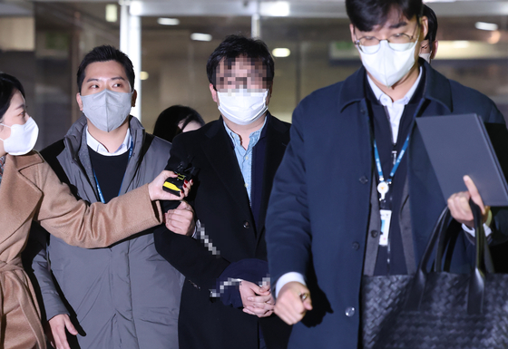A real estate consultant surnamed Shin accused of a massive housing rental scam appears for a court hearing on Thursday. [YONHAP]