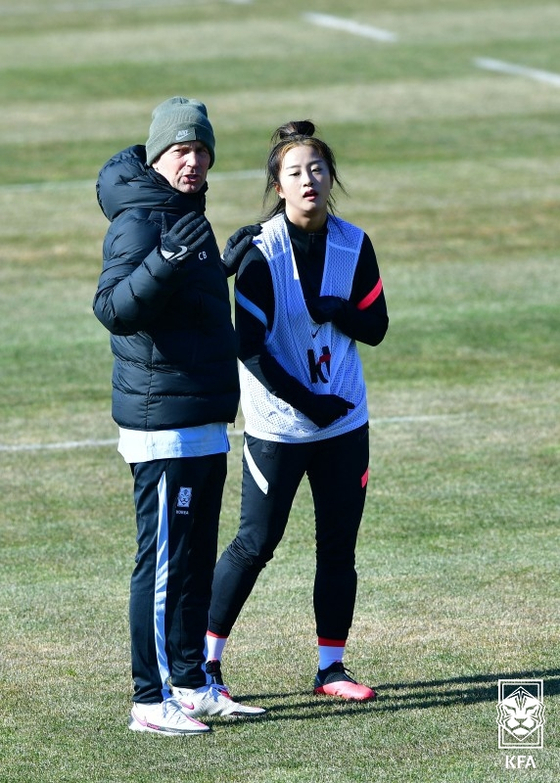 Choe Yu-ri, right, and Korean national team head coach Colin Bell discuss tactics during a training session.  [KFA]