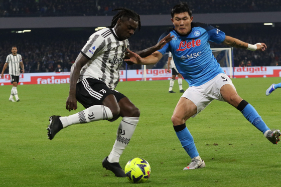 Juventus' midfielder Moise Kean, left, and Napoli defender Kim Min-jae in action during a Serie A match at the Stadio Diego Armando Maradona in Naples on Friday. [EPA/YONHAP]