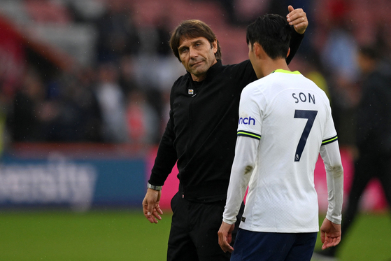 Tottenham Hotspur manager Antonio Conte, left, puts his arm around Son Heung-Min after a Premier League match against Bournemouth at Vitality Stadium in Bournemouth on Oct. 29, 2022.  [AFP/YONHAP]