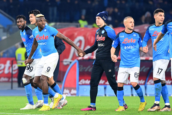 Napoli celebrate after beating Juventus 5-1 at the Stadio Diego Armando Maradona in Naples on Friday. [AFP/YONHAP]