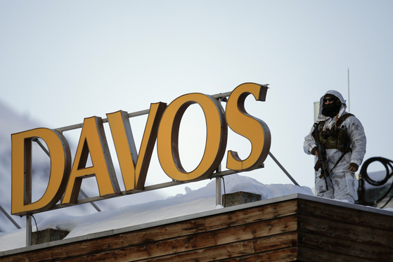 A police security guard on the roof of a hotel in Davos, Switzerland last week ahead of the World Economic Forum. [AP/YONHAP]