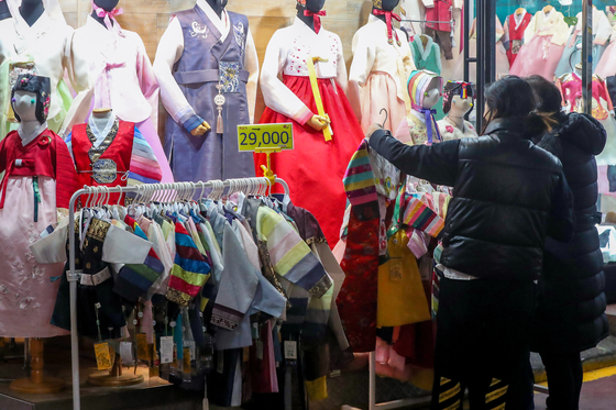 People shop for hanbok, or Korean traditional dress, at Gwangjang Market in central Seoul on Sunday as the Lunar New Year holiday nears. This year's holiday runs from Jan. 21 through 24. [NEWS1]