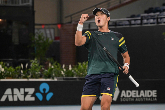 Kwon Soon-woo celebrates after beating Spain's Roberto Bautista Agut in the men's singles final at the ATP Adelaide International 2 in Adelaide, Australia on Saturday. With the win, Kwon won the Adelaide International 2, his first title since winning the Astana Open in Kazakhstan in 2021.  [AFP/YONHAP]