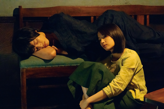Actors Matsuzaka Tori, left, and Hirose Suzu, right, in ″Wandering″ [SPECIAL MOVIE CITY]