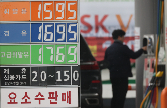 Gasoline is sold at 1,595 won ($1.30) per liter on Sunday afternoon in Seoul. The average gasoline price nationwide was 1,562 won per liter between Jan. 8 and 12, up 8.5 won from the previous week, rising two consecutive weeks after the government rolled back tax cuts. [YONHAP] 