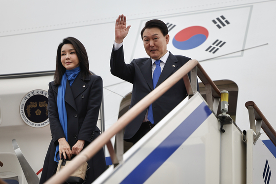 President Yoon Suk Yeol, right, accompanied by first lady Kim Keon-hee, waves before departing on Air Force One from Seoul Air Base in Gyeonggi, Saturday, kicking off an eight-day trip to the United Arab Emirates and Switzerland. [NEWS1]