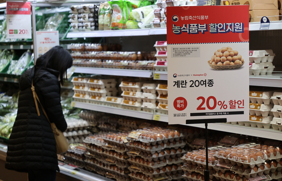 A customer checks out eggs imported from Spain at a discount mart in downtown Seoul on Sunday. The Ministry of Agriculture, Food and Rural Affairs imported 1.2 million eggs from Spain amid growing concerns over the spread of avian influenza. [YONHAP] 