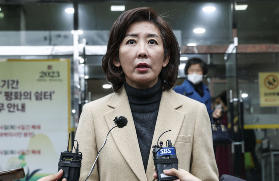 Former People Power Party lawmaker Na Kyung-won speaks to reporters after attending mass at the Heukseok-dong Catholic Church in Dongjak District, southern Seoul on Sunday morning. [KIM SEONG-RYONG]