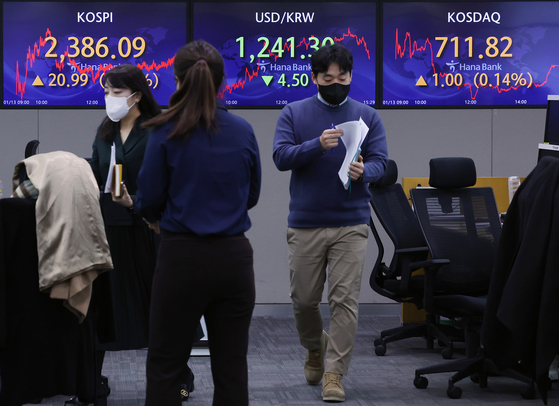 A screen in Hana Bank's trading room in central Seoul shows stock and foreign exchange markets open on Monday. [YONHAP]