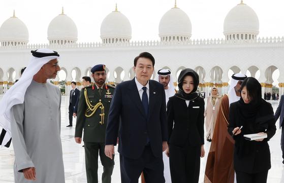 President Yoon Suk Yeol, center, and first lady Kim Keon-hee visit the Sheikh Zayed Grand Mosque in Abu Dhabi Sunday during a state visit to the United Arab Emirates. [YONHAP]