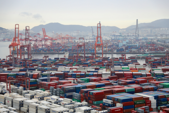 Containers docked at a port in Busan on Dec. 21. [NEWS1] 