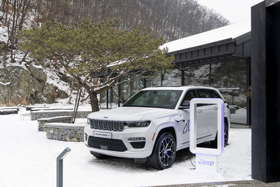 Grand Cherokee 4xe is charged at a cafe in Yongin, Gyeonggi-do. [STELLANTIS KOREA]