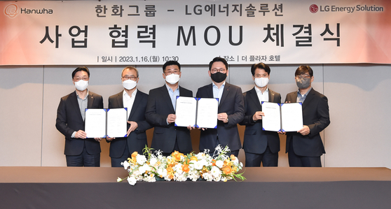 Executives of LG Energy Solution and Hanwha companies pose for a photo after signing a memorandum of understanding to cooperate on the U.S. battery business Monday at Plaza Hotel in Jung District, central Seoul. [LG ENERGY SOLUTION] 