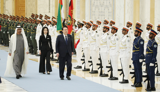 President Yoon Suk Yeol, right, and United Arab Emirates (UAE) President Mohammed bin Zayed Al Nahyan, left, view an honor guard during an official welcome ceremony Sunday ahead of a summit. [JOINT PRESS CORPS]