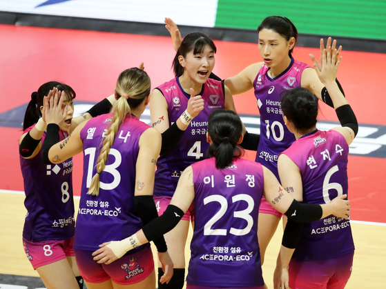 The Incheon Heungkuk Life Pink Spiders celebrate at the end of a V League match against the Gwangju Pepper Savings Bank AI Peppers at Yeomju Gymnasium in Gwangju on Jan. 15.  [YONHAP]
