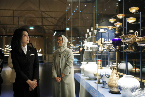 First lady Kim Keon-hee, left, tours the Qasr Al Watan presidential palace in Abu Dhabi on Sundayduring President Yoon Suk Yeol’s four-day state visit to the United Arab Emirates (UAE). Later Sunday, Kim had dinner at the Sea Palace with Fatima bint Mubarak Al Ketbi, mother of UAE President Mohamed bin Zayed Al Nahyan. On Monday, Kim met with UAE Culture Minister Noura bint Mohammed Al Kaabi at the palace. [JOINT PRESS CORPS]