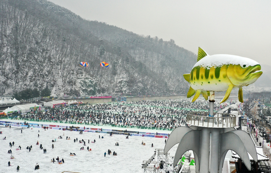 The 2023 Hwacheon Sancheoneo Ice Festival kicked off on Jan. 7 at Hwacheon, Gangwon. Visitors are shown enjoying ice fishing for sancheoneo, a type of trout that only lives in clean fresh waters. [YONHAP]