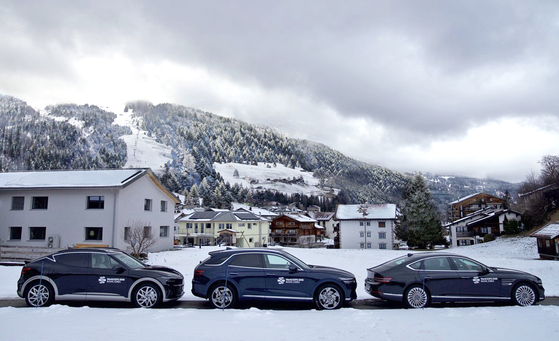 Hyundai Motor vehicles show signs supporting Busan's bid for World Expo in Davos, Switzerland. [HYUNDAI MOTOR] 