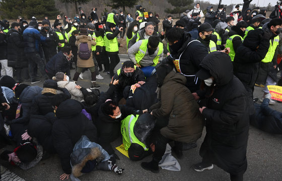 People fight over a court order to seize the SKY72 Golf & Resort in Incheon on Tuesday morning. [JOINT PRESS CORPS] 
