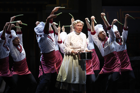 A scene from the Korean production of the musical "Mrs. Doubtfire" which ran from August to November 2022 at Charlotte Theater in Songpa District, southern Seoul [YONHAP]