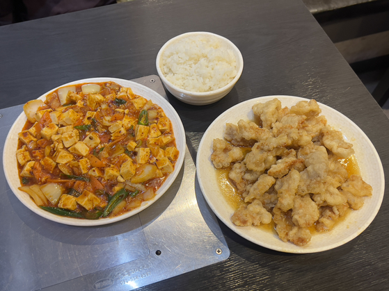 Mapo tofu, or tofu braised in spicy sauce, and guobaorou, deep-fried pork, sold at Chuanke. [LEE TAE-HEE]