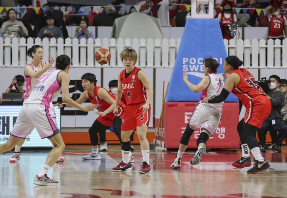 Bae Hye-yoon of theYongin Samsung Life Blueminx,second from right,passes the ball in a WKBL game against Busan BNK Sum on Jan. 16. [YONHAP]   