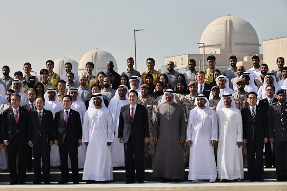 President Yoon Suk Yeol, center, poses for a commemorative photo at the Barakah nuclear power plant on Monday during a state visit to the United Arab Emirates (UAE). [JOINT PRESS CORPS]