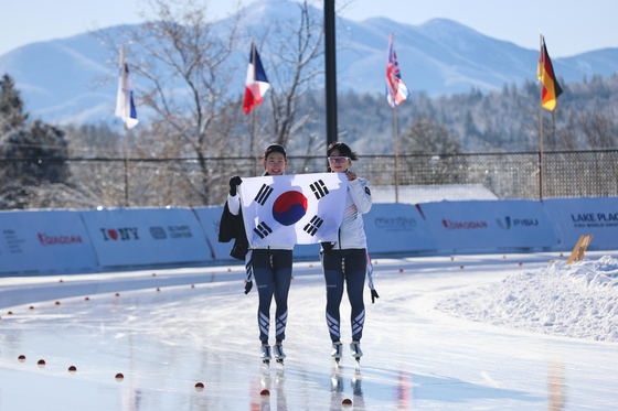Kim Min-sun, left, and Park Chae-eun celebrate after winning gold and bronze in the women's 1,000-meter speed skating final at the Lake Placid 2023 Winter World University Games in Lake Placid, New York on Sunday. Korea currently has four medals at the Games, which run through Jan. 22, with Park Ji-woo also winning silver in the women's speed skating 3,000 meters and Kim Ye-lim taking bronze in the women's figure skating.  [YONHAP]
