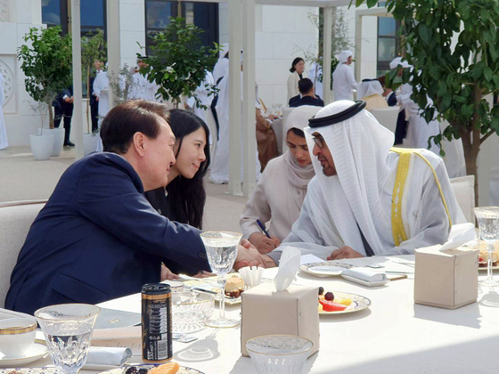 President Yoon Suk Yeol, left, and UAE President Mohammed bin Zayed Al Nahyan during a luncheon after summit meeting Monday. [YONHAP]