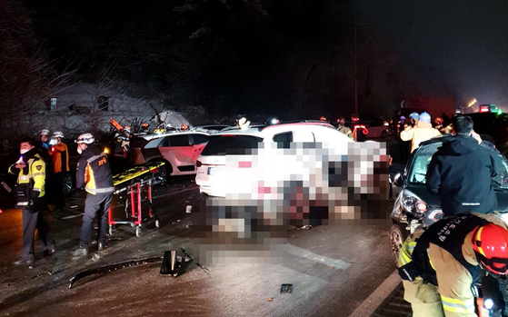 Some 40 vehicles collided on the Guri-Pocheon Expressway at around 9:10 p.m. on Sunday. [YONHAP] 
