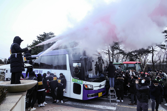 Protestors block the entrance of the SKY72 Golf & Resort on Yeongjong Island in Incheon on Tuesday morning by spraying fire extinguishers, refusing to return the land to the Incheon International Airport Corporation. [JOINT PRESS CORPS]