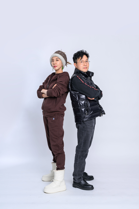 Singers Park Nam-jung, right, and Kim Wan-sun [JOONGANG ILBO]