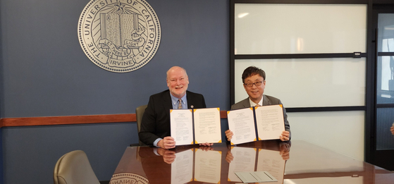 Han Kyun-tae, president of Kyung Hee University, right, and Howard Gillman, chancellor of the University of California Irvine, pose for a photo after signing a memorandum of understanding (MOU) on Jan. 9 to expand cooperation in academics. The two universities agreed in 2020 to work together in the field of oriental medicine. Through the agreement, medical students and staff at UCI can take online classes on oriental medicine by KHU. [KYUNG HEE UNIVERSITY]