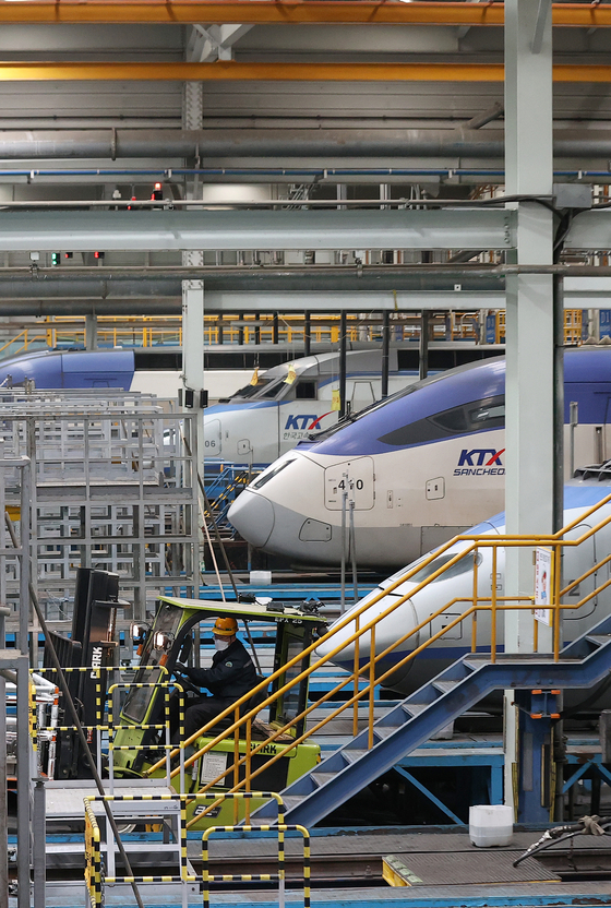 Engineers repair bullet trains at a depot in Goyang, Gyeonggi, on Tuesday, five days ahead of the Lunar New Year, one of the country's two biggest traditional holidays, during which a huge number of people to travel to their hometowns. [YONHAP]