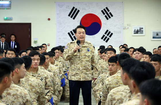 President Yoon Suk Yeol meets with troops of the Akh unit in Abu Dhabi on Jan. 15. [Yonhap]