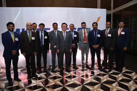 Mirae Asset Financial Group Chairman Park Hyeon-joo, center, and officials from Mirae Asset Global Investments India hold a ceremony in Mumbai to mark its 15th anniversary of its overseas business operations in India. [MIRAE ASSET GLOBAL INVESTMENTS]