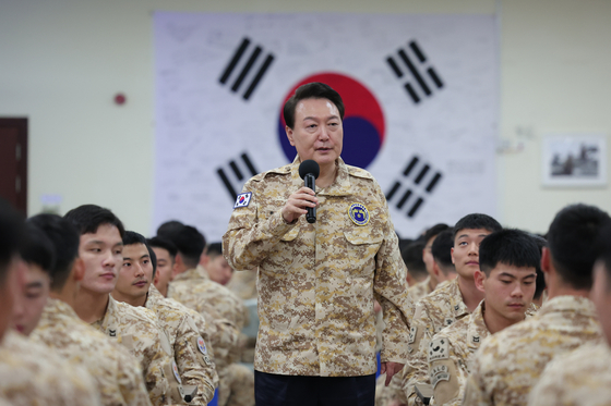 President Yoon Suk Yeol, center, speaks to the South Korean Army’s Akh unit in the United Arab Emirates on Sunday. [PRESIDENTIAL OFFICE]