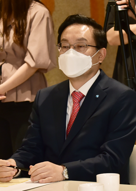 Woori Financial Group Chairman Son Tae-seung at a press conference held in central Seoul on May 27. Son announced Wednesday he will not vie to remain the company chairman. [YONHAP]