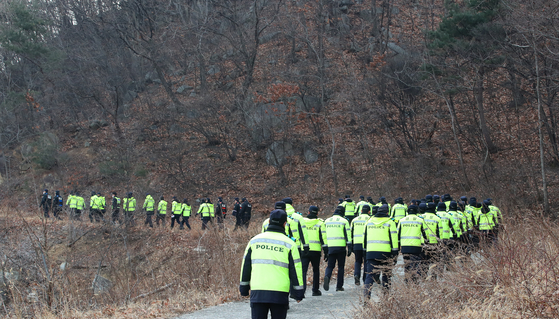 Police officers on Wednesday morning search for the drone that was brought down after approaching the Terminal High Altitude Air Defense (Thaad) missile base in Seongju, North Gyeongsang, on Tuesday. [NEWS1]