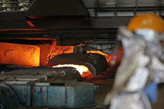 A furnace in Posco's steel factory in Pohang, North Gyeongsang, makes molten metal on Jan. 1. [YONHAP]