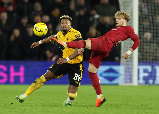 Liverpool's Harvey Elliott in action with Wolverhampton Wanderers' Adama Traore during an FA Cup third-round replay at Molineux in Wolverhampton, England on Tuesday.  [REUTERS/YONHAP]