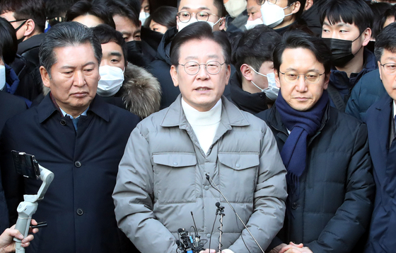 Democratic Party leader Lee Jae-myung responds to reporters' questions at Mangwon Market in Mapo District, western Seoul on Wednesday afternoon. [YONHAP]