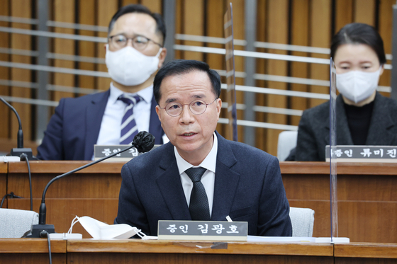 Kim Kwang-ho, the chief of Seoul Metropolitan Police Agency, attends a hearing on Itaewon crowd crush tragedy in the National Assembly on Jan. 4. [YONHAP]