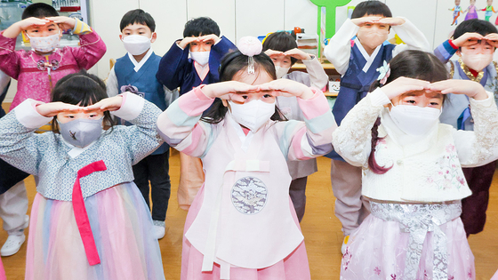 Kindergartners in hanbok, or traditional Korean attire, learn how to take a deep bow on Jan. 12 in Busan. [SONG BONG-GEUN]