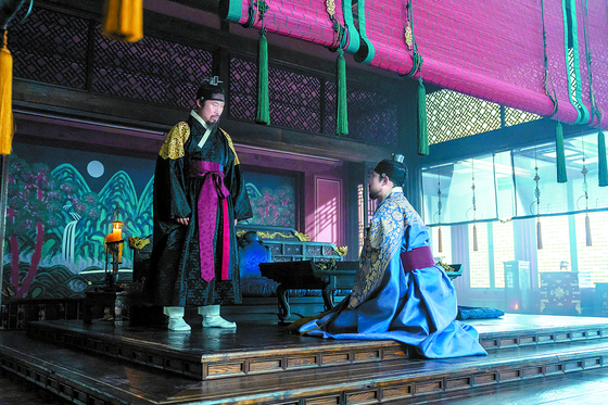 A scene from "The Owl" featuring Crown Prince Sohyeon, played by Kim Sung-cheol, right, and King Injo, played by actor Yoo Hai-jin. [NEW]