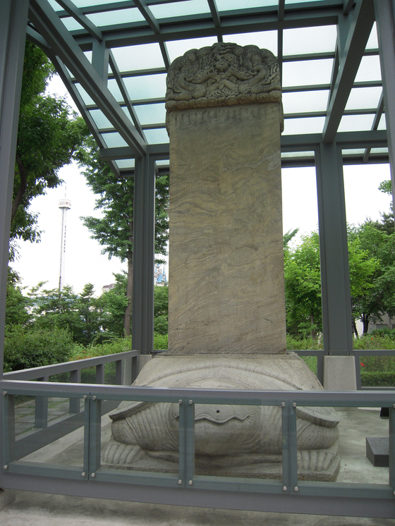 Samjeondobi located in Songpa District, southern Seoul, is a monument erected to commemorate the achievement of the Emperor of Qing after King Injo's Joseon defeated to Qing in the Manchu Invasion of Korea in 1636. [CULTURAL HERITAGE ADMINISTRATION]