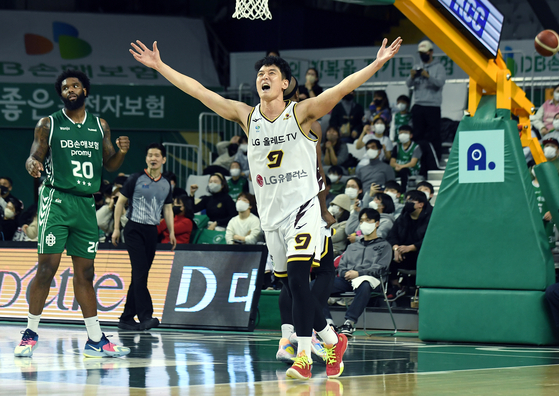 Jeong Hee-jae, right, celebrates after scoring a crucial three points at a KBL match between the Changwon LG Sakers and Wonju DB Promy at Wonju Gymnasium in Wonju, Gangwon on Jan. 17. [YONHAP]