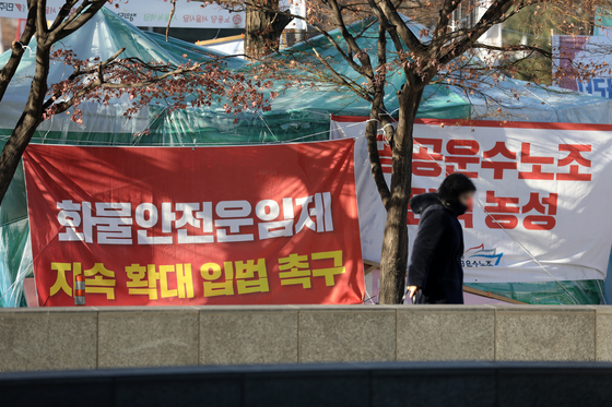 Trucker union’s banners that demand the extension of the Safe Trucking Freight Rates System in Yeouido, western Seoul, on Jan. 10. [NEWS1]