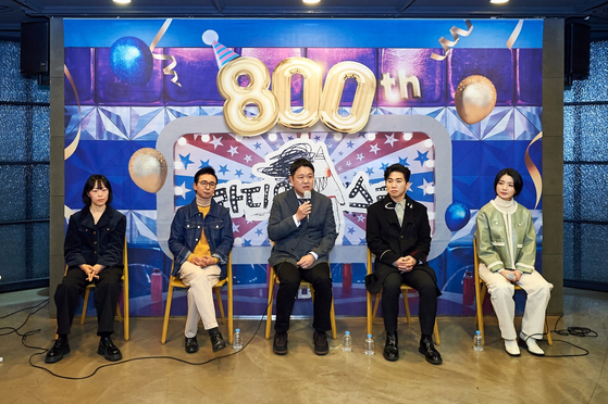 The producer and hosts of MBC's longest-running talk show ″Radio Star″ answer questions from the local press during a conference held in celebration of the show's 800th episode on Jan. 18. [MBC]
